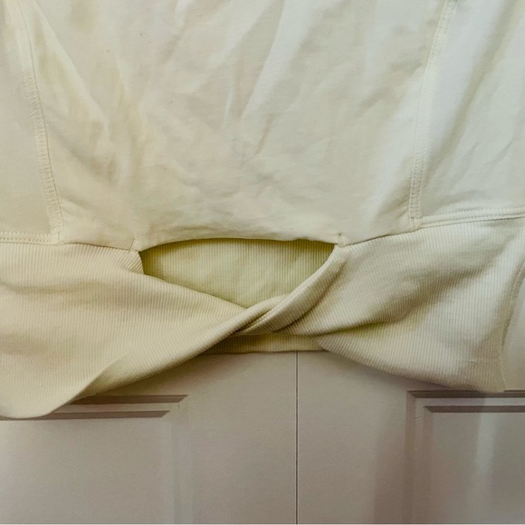 Lululemon cropped top white size 6. Never worn in excellent condition. - Picture 4 of 4